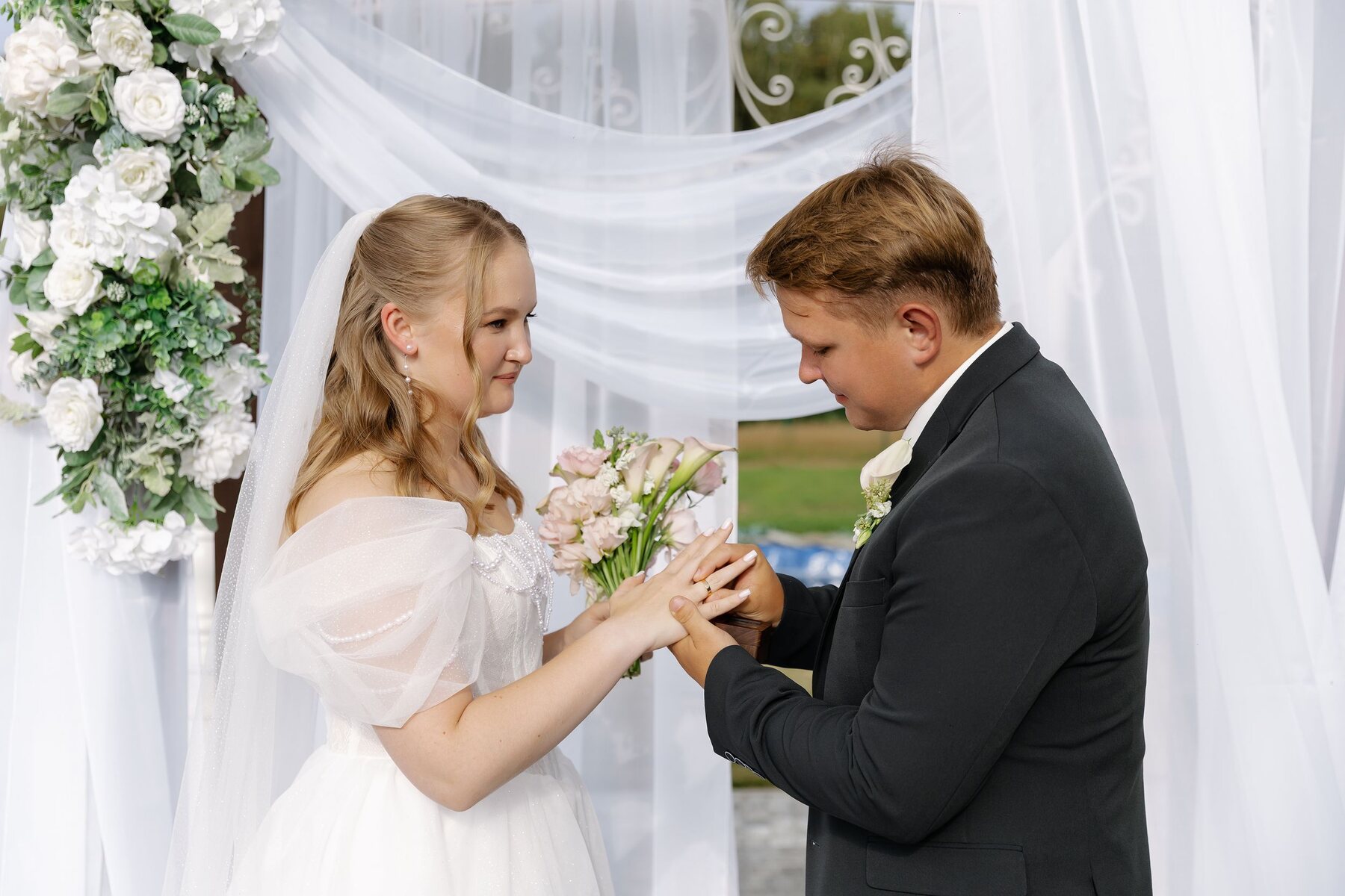 Молодожёны на площадке